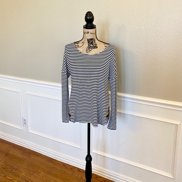 ~ Kit + Sky ~ long sleeve navy and white stripe top. Size medium. - Picture 2 of 5